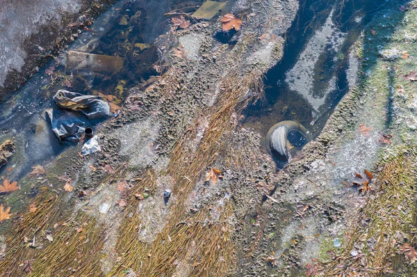 Vista de aguas residuales, contaminación y basura en un canal — Foto de Stock