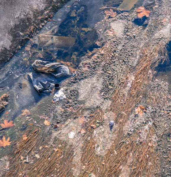 Vista de águas residuais, poluição e lixo em um canal — Fotografia de Stock