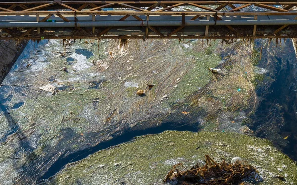 Vista de aguas residuales, contaminación y basura en un canal — Foto de Stock