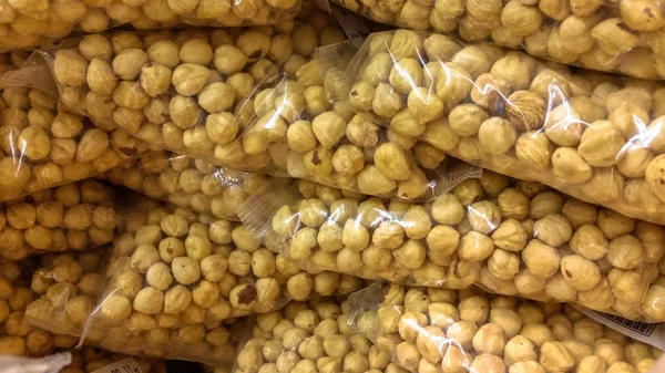 Bir pazarda dolu kavrulmuş fındık yığını