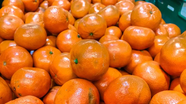 Gruppe frischer Bio-Mandarinen auf einem Markt — Stockfoto