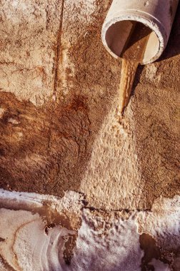 Beton dairesel boru su için bir kanal boşaltma