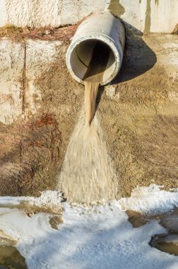 Beton dairesel boru su için bir kanal boşaltma