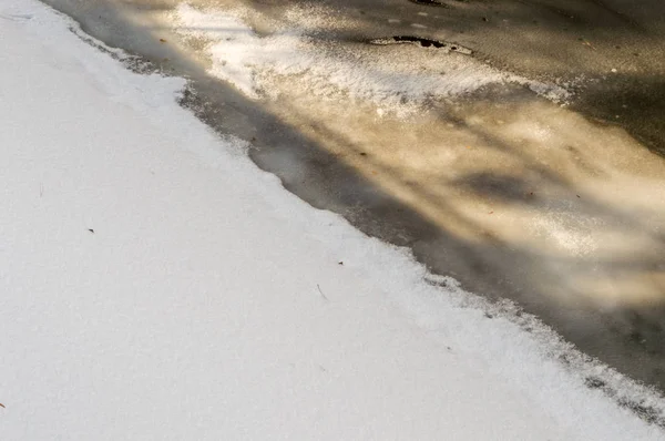 El agua helada del canal en el día frío invernal — Foto de Stock