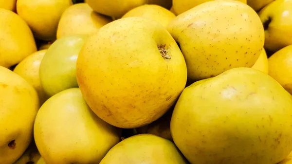 Sekelompok apel organik segar di pasar — Stok Foto