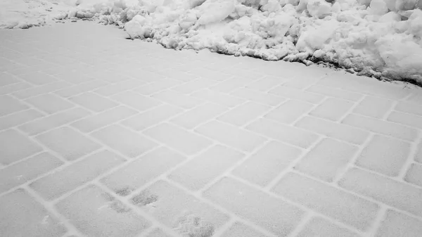 Małe płyty chodnikowe nawierzchni drogi pokryte śniegiem — Zdjęcie stockowe