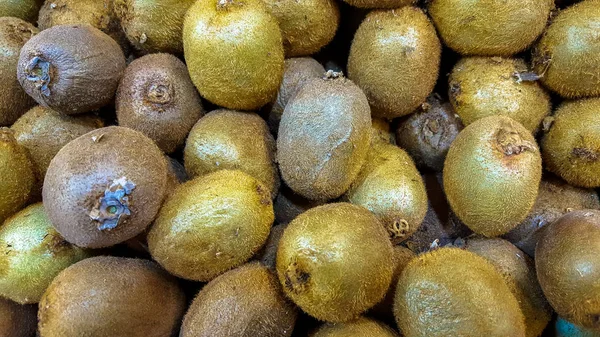 Groep van verse biologische kiwi's in een markt — Gratis stockfoto