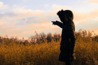 Kadın onun parmak boşluk doğru işaret siyah