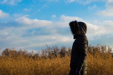 Kadın bir alanda tek başına duran siyah