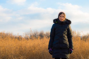 Kadın bir alanda tek başına duran siyah