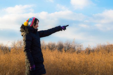 Kadın onun parmak boşluk doğru işaret siyah