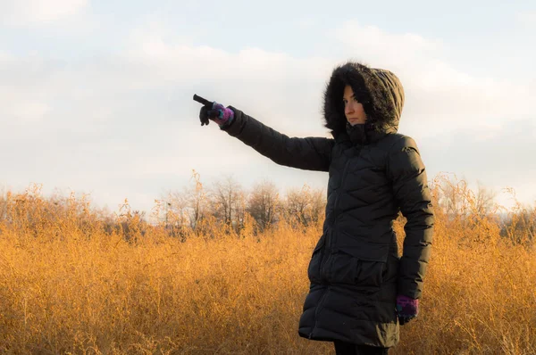 Kadın onun parmak boşluk doğru işaret siyah