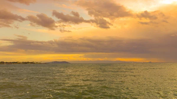Dramática vista del mar y el hermoso cielo — Foto de Stock