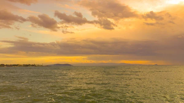 Dramatischer Blick auf das Meer und den schönen Himmel — Stockfoto