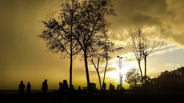 Mensen silhouetten in een park in Moda, Istanbul city — Stockfoto