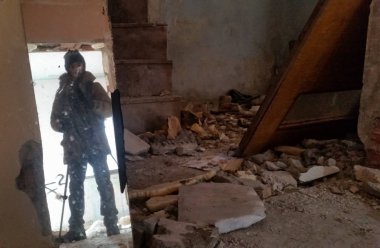 Yıkık bir terk edilmiş evde çekim fotoğrafçı