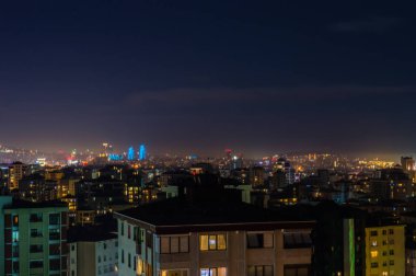 Geceleri Kadıköy Istanbul bölgesinde şehrin havadan görünümü