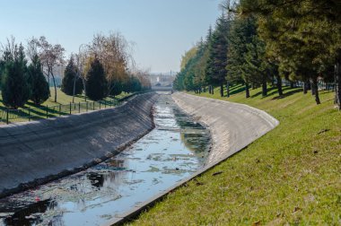 Güneşli bir günde bir Kanal Görünümü