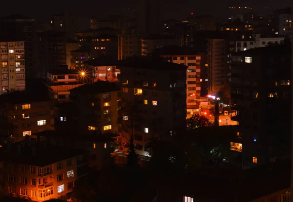 Luchtfoto van Kadikoy district van Istanboel stad bij nacht — Stockfoto
