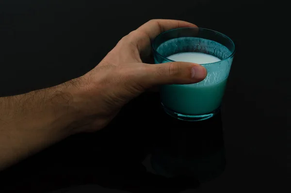 Uomo mano tenendo un bicchiere di kefir — Foto Stock