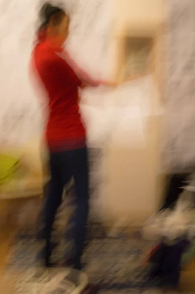 Homályos absztrakt kilátás egy nő piros ruhával — Stock Fotó