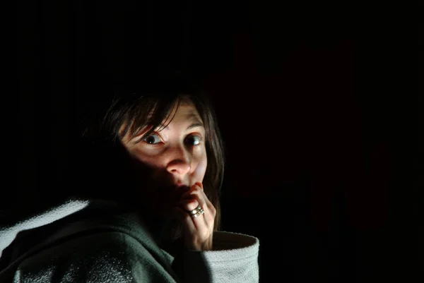 Femme brune effrayée et terrifiée couvrant sa bouche en état de choc — Photo
