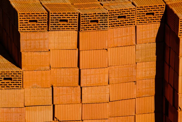 Kırmızı kil tuğla closeup yığınları içinde yığılmış