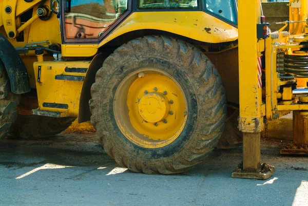 Visão de close-up de uma roda suja de movedor de terra pesada amarelo — Fotografia de Stock