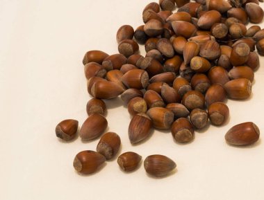 Beyaz arkaplanda bir grup çiğ fındık