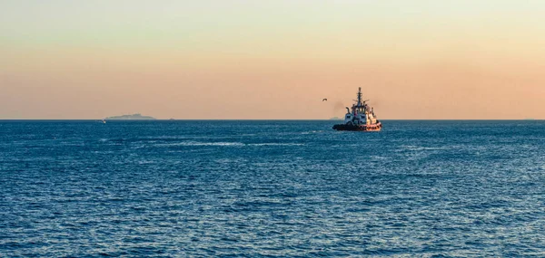 Sahil Güvenlik gemisi siyah Istanbul Bos seyir duman yayan