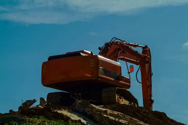 Тяжелый землеройщик, машина для погрузки экскаватора во время земляных работ — стоковое фото