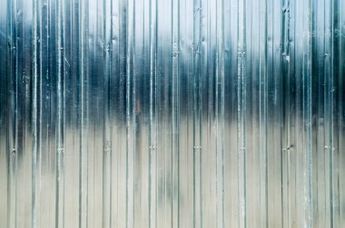 Gri bir endüstriyel bina çelik kaplama oluklu