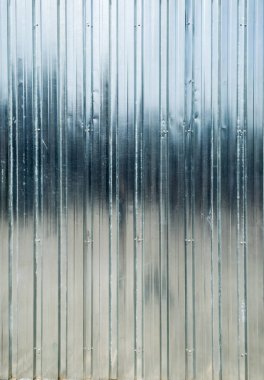 Gri bir endüstriyel bina çelik kaplama oluklu