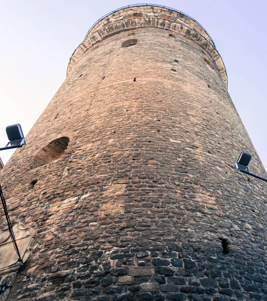 Vista ad angolo basso della Torre di Galata a Istanbul Turchia — Foto Stock