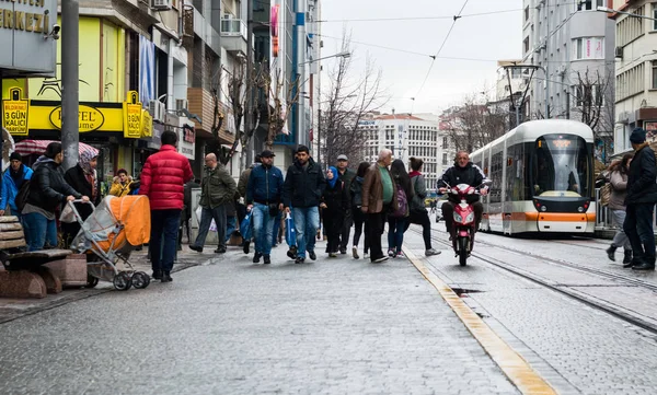 Эскишехир, Турция - 13 марта 2017 года: Люди, идущие по улице — стоковое фото