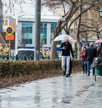 Eskişehir - 13 Mart 2017: sokakta yürürken insanlar