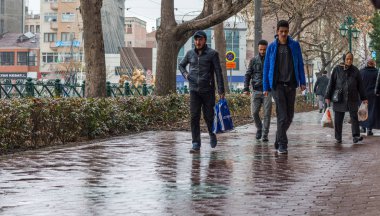 Eskişehir - 13 Mart 2017: sokakta yürürken insanlar