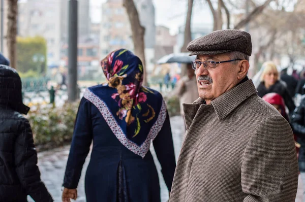 Eskisehir, Türkei - 13. März 2017: Menschen gehen auf der Straße — Stockfoto