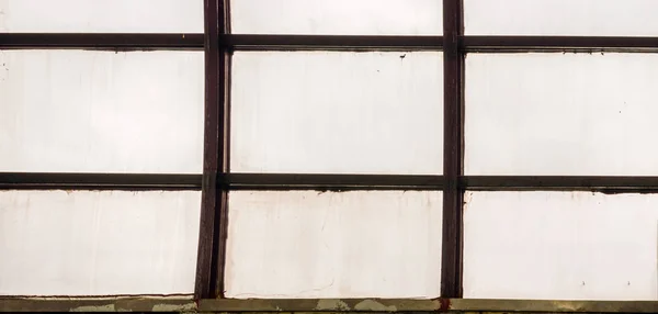 Kupoltak med sexkantiga windows i en saluhall — Stockfoto
