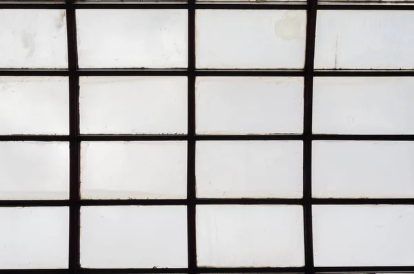 Купольна стеля з шестикутними вікнами на критому ринку — стокове фото