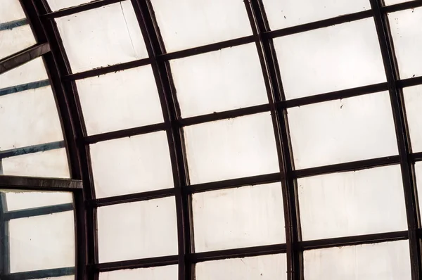 Techo domo con ventanas hexagonales en un mercado cubierto — Foto de Stock