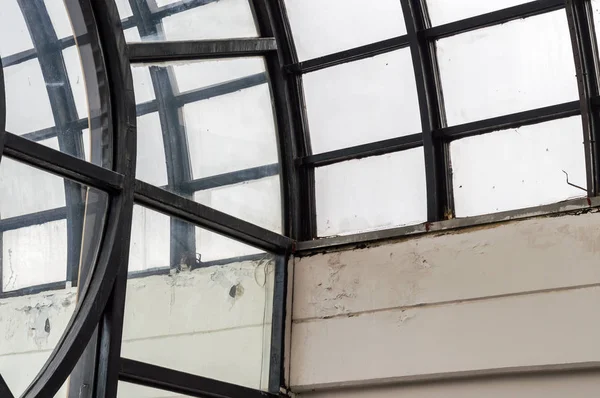 Techo domo con ventanas hexagonales en un mercado cubierto — Foto de Stock