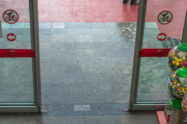 Öppna automatisk dörr vid ingången till ett köpcentrum — Stockfoto