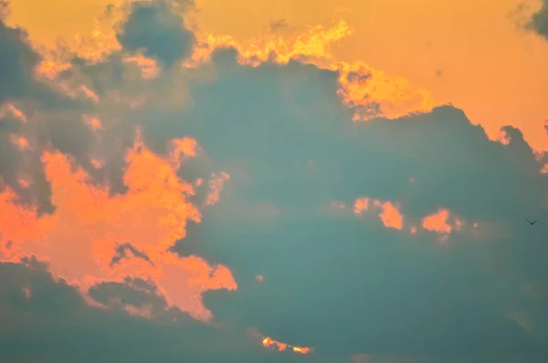Удивительный выстрел горящего неба летом — стоковое фото