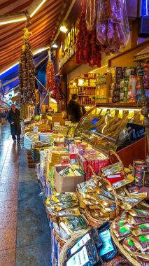 Istanbul, Türkiye - 24 Aralık 2016: Kadıköy sokak görünümü ın Bazaarı