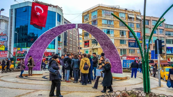 Κωνσταντινούπολη, Τουρκία - 24 Δεκεμβρίου 2016: Οι άνθρωποι στέκεται στο σημείο συνάντησης — Φωτογραφία Αρχείου