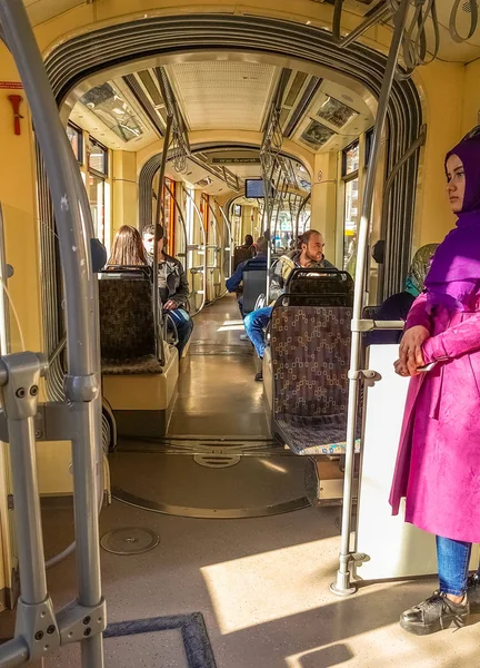 Эскишехир, Турция - 01 апреля 2017 года: Пассажиры трамвая "Эскишехир" — стоковое фото