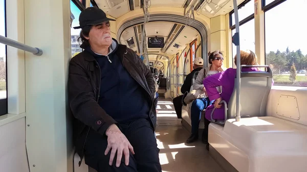 Эскишехир, Турция - 03 апреля 2017 года: Пассажиры трамвая "Эскишехир" — стоковое фото