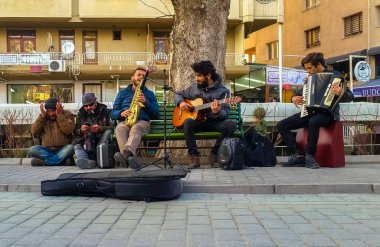 Eskişehir - 18 Mart 2017: sokakta oynayan oyuncular