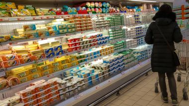 Eskişehir - 15 Şubat 2017: süpermarkette alışveriş genç kadın